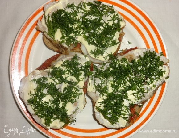 На буженину выложить по 1 ч. л. майонеза, размазать по поверхности мяса, посыпать укропом.