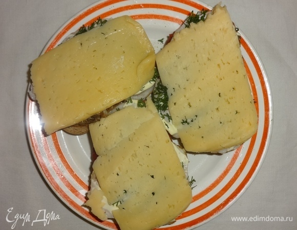 Выложить сыр на бутерброды.