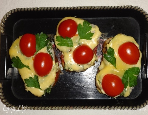 Вкусные горячие бутерброды с помидорами готовы. Украсить листиками петрушки. Подать вместе с чаем или кофе. Угощайтесь! Приятного аппетита!