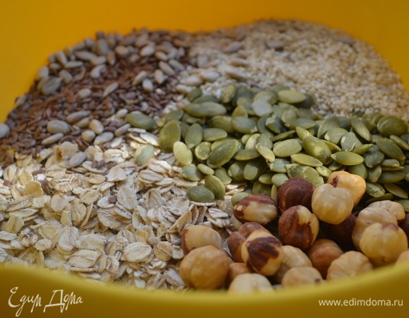 Смешать овсяные хлопья (крупные), семечки, кунжут, лен, орехи и соль.