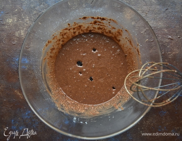 Сливочное масло растопить в микроволновке в течение 10–15 секунд. Добавить молоко, сахар, яйца и взбить венчиком. Соединить муку из овсяных хлопьев с какао-порошком, солью, разрыхлителем, корицей (по желанию) и ванилином. Соединить обе смеси и замесить тесто. Добавить ягоды.