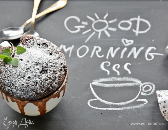 Кружки смазать минимальным количеством растительного или сливочного масла. Заполнить их тестом на 2/3 и поставить в микроволновую печь. Выпекать при максимальной мощности (у меня 800 Вт) минуты 3, но не более 3,5 минут. Кексы хорошо поднимаются и без труда выходят из форм.