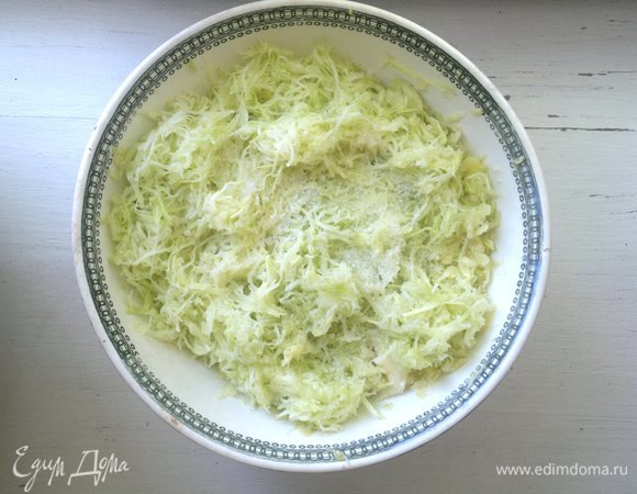 Кабачки вымыть, обсушить. Натереть на мелкой терке. Немного посолить, перемешать и дать кабачкам постоять полчаса.