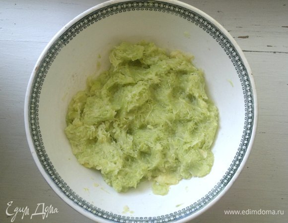 Кабачковую массу отжать от сока.