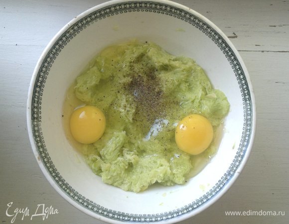 Добавить к кабачкам яйца, перец, перемешать.