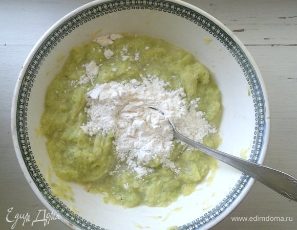 Постепенно добавлять муку и перемешивать. Муки может потребоваться больше или меньше в зависимости от сочности кабачков, влажности муки и от того, насколько хорошо вы отжали натертые кабачки. Тесто на оладьи должно напоминать густой фарш.