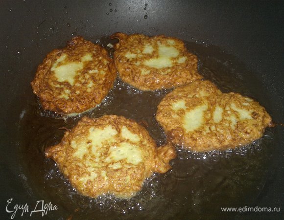 Затем перевернуть оладьи на другую сторону и также обжарить до румяного состояния.