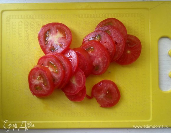 Помидоры помыть, обсушить, нарезать тонкими кружками.