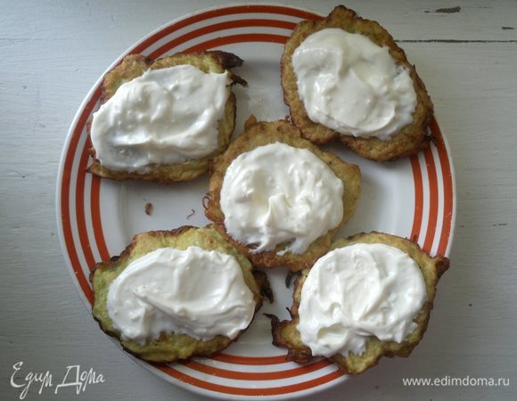 Кабачковые оладьи смазать сметаной.