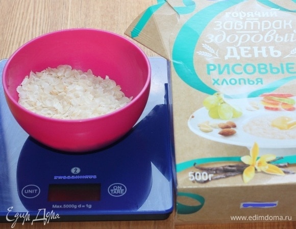 В миску насыпаем рисовые хлопья.