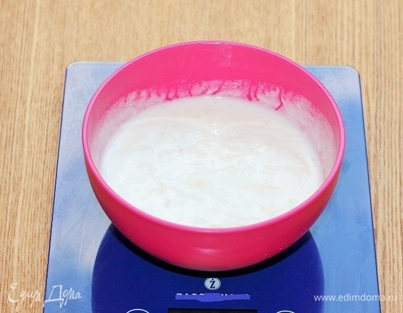 Добавляем йогурт и перемешиваем. Накрываем миску крышкой и даем настояться рисовой смеси минут 5–10.