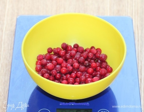 Бруснику необходимо промыть и выложить в сито, дать стечь воде.