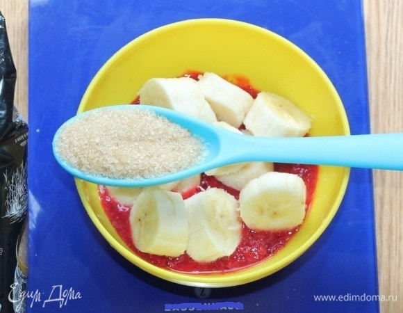 Банан очищаем от кожуры и нарезаем мякоть. Перекладываем фрукты в чашу блендера. Добавляем мед или сахар по вкусу и пюрируем.