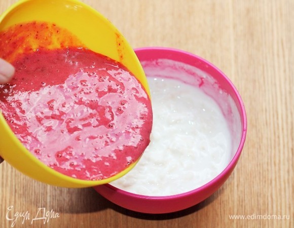 Затем смешиваем фруктовую смесь с рисовыми хлопьями и получаем аппетитный, густой на вид смузи.