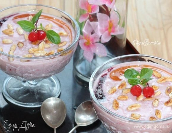 Раскладываем смузи по креманкам, посыпаем обжаренными орешками или воздушными зернами риса (готовые зерна) и подаем к столу. Приятного аппетита!