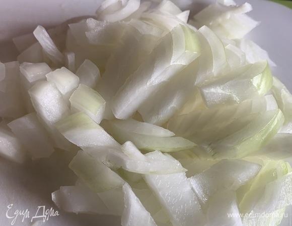 Мелко нарежьте лук.