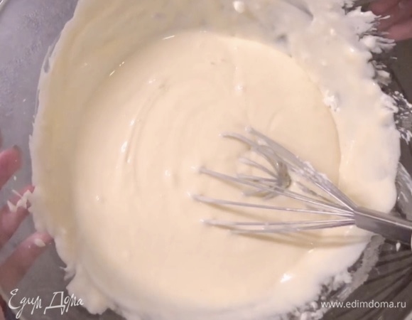 Влейте сливки и перемешивайте до однородности.