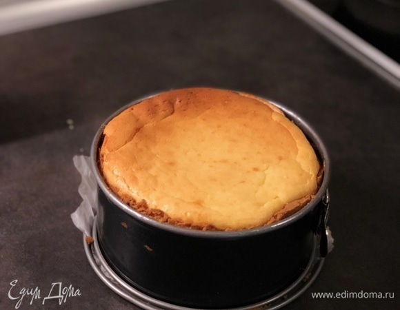 Достаньте чизкейк, оставьте остывать на час при комнатной температуре, а затем уберите в холодильник до полного остывания. Это займет около 3–5 часов, а лучше оставить на ночь. Готовый чизкейк украсьте ягодами или приготовьте ягодный соус.