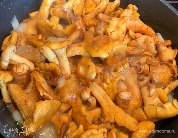 На раскаленную сковороду выложите лук и грибы.