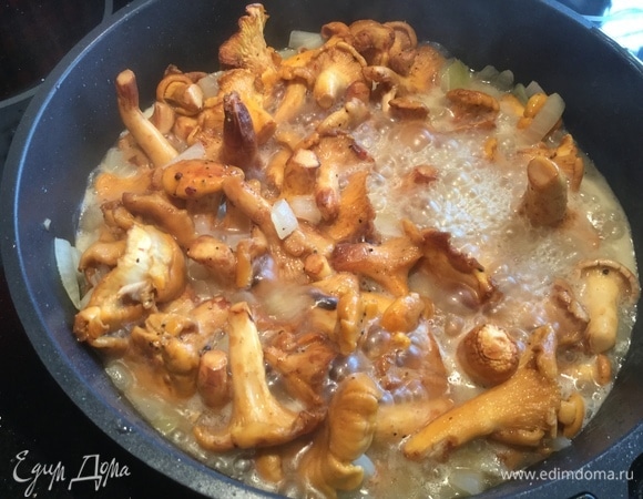 Посолите и поперчите. Грибы дадут очень много жидкости — жарьте, пока не выпарится.