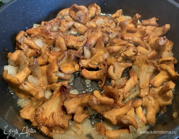 Как только жидкость выпарится, добавьте растительное масло и, помешивая, жарьте грибы, пока не подрумянятся.