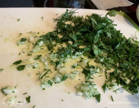 Мелко порубите зелень (петрушка и укроп) и чеснок.