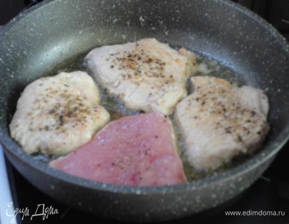 В смеси 2-х столовых ложек оливкового и 1 столовой ложки сливочного масла обжарить кусочки индейки (можно до золотистой корочки, можно только слегка «запечатать»).