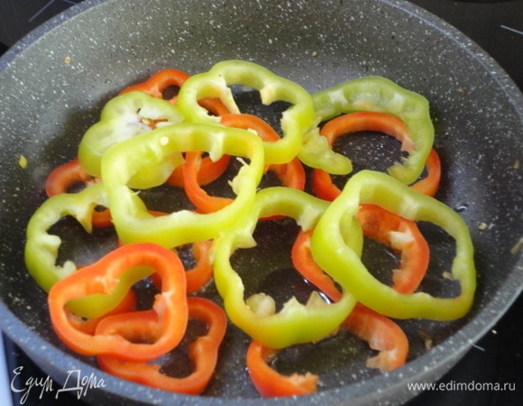 Теперь время для болгарского перца: слегка обжарить кольца, пока они не станут мягкими, и выложить к индейке поверх лука.
