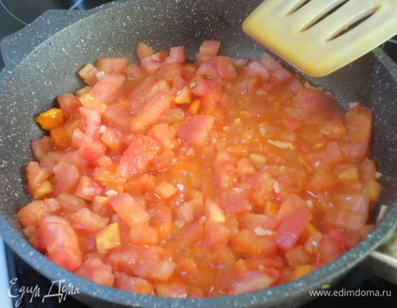 Тертый чеснок поместить в сковороду, пассеровать 30 секунд, затем залить водой, добавив нарезанные помидоры, хорошо перемешать. Добавить прованские травы, соль, перец, щепотку мускатного ореха. Влить полстакана сливок, перемешать. Варить соус 5 минут на медленном огне.
