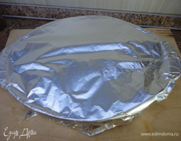 Залить этим соусом индейку с овощами. Закрыть фольгой, отправить в духовку при температуре 200°C на 30 минут.