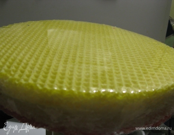 Коржи можно купить в любом магазине или на рынке, они продаются пачками. Хватает торта на 2, причем прелесть в том, что можно делать как сладкие, так и соленые тортики.