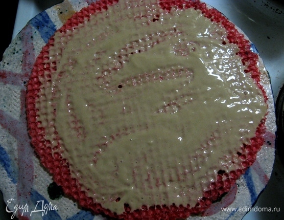 Смазываем корж сметаной (я для вкуса добавила немного растворимого кофе и сахар, но это необязательно).