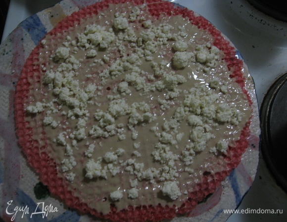 Посыпаем крошкой творога.