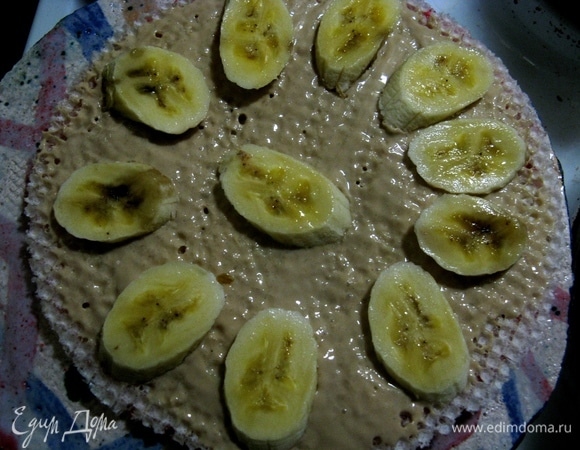 Следующий слой смазываем сметаной и выкладываем банан (важно брать спелые — они слаще).