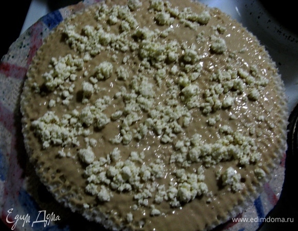Следующий слой смазываем сметаной и посыпаем крошкой творога.