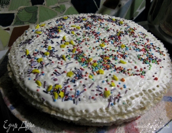 Последний слой покрываем белой несладкой сметаной, посыпаем перламутровой посыпкой. Всем приятного!