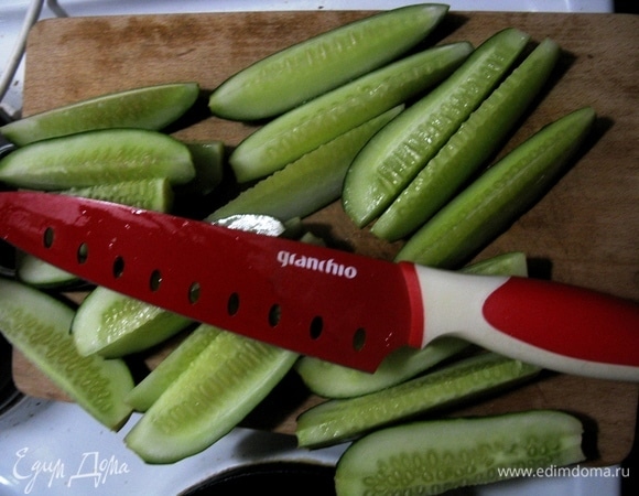 Нарезаем огурчики.