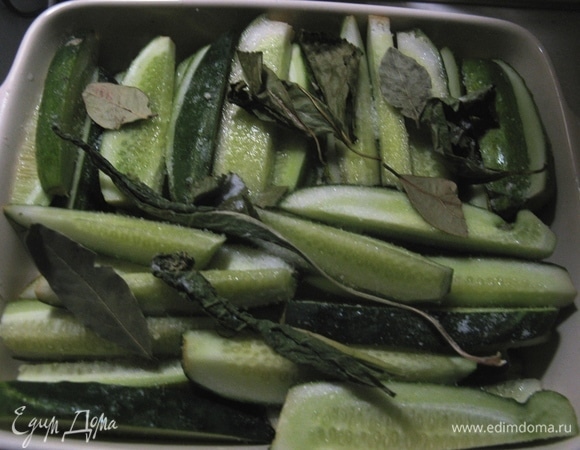 Кладем в формочку и приправляем травами и листьями.