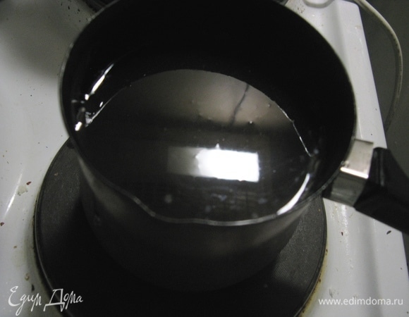 Подогреваем вино с наршарабом, солью и сахаром.