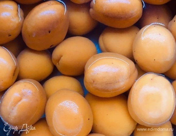 Абрикосы помыть, залить кипятком и оставить на 1–2 минуты.