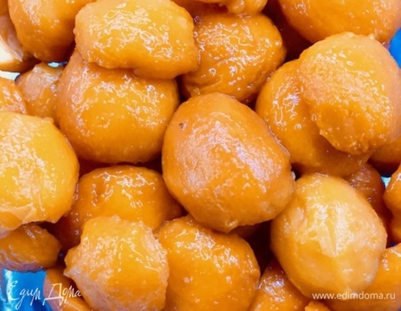 Воду слить, очистить абрикосы от кожуры, разрезать пополам и вынуть косточку.