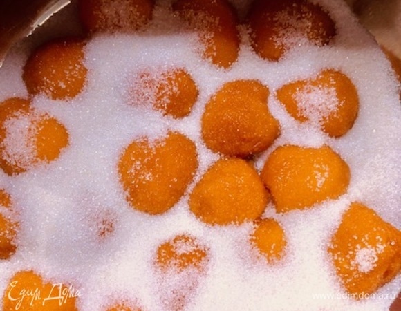 В кастрюлю с толстым дном выложить абрикосы, посыпая слои сахаром.