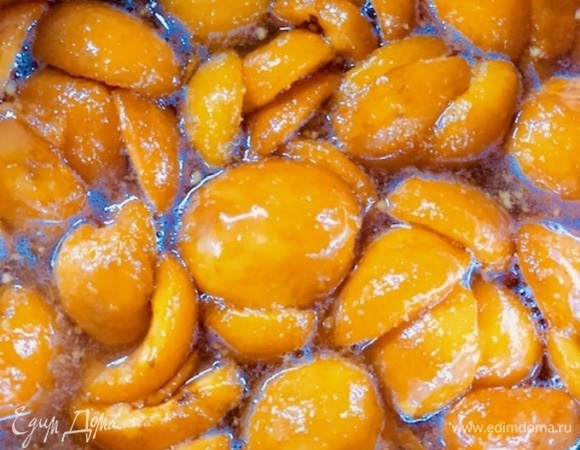 Абрикосы были сочные и сразу же пустили сок. Ставим кастрюлю на плиту и доводим смесь до кипения на медленном огне.