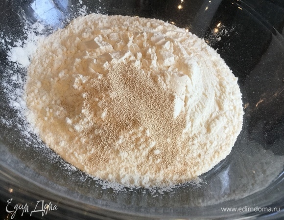 Смешайте муку, сахар, соль и дрожжи.