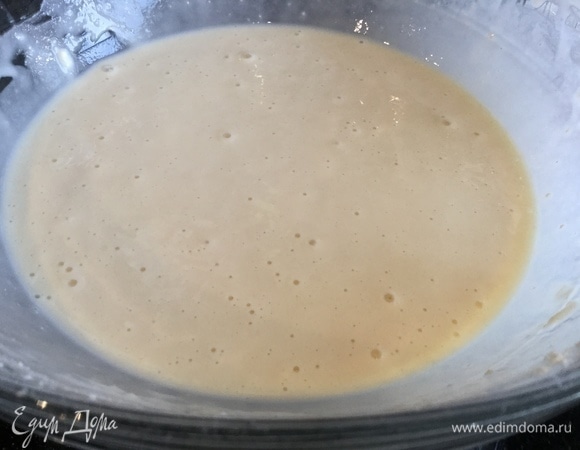 Постепенно влейте теплое молоко, хорошо размешивая тесто, чтобы не было комочков. Поставьте тесто в теплое место на 30 минут.