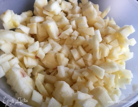 Яблоки почистите и мелко нарежьте.