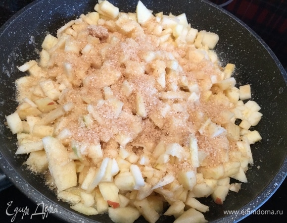 На раскаленной сковороде растопите сливочное масло, добавьте яблоки и сахар (если яблоки сладкие, сахар можно уменьшить), готовьте, помешивая, на среднем огне.