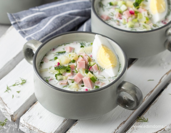Разложить по тарелочкам окрошку, залить минеральной водой со сметаной и добавить яйцо. При желании можно добавить горчицу или хрен.