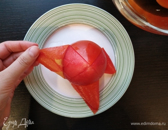 В основании помидоров сделать крестообразный неглубокий надрез, обдать кипятком. Затем с легкостью снять кожицу.