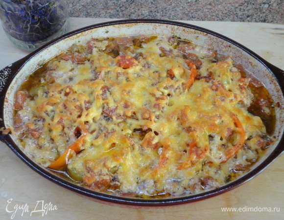 Достать форму из духовки, снять фольгу, посыпать натертым на терке сыром. Поместить форму обратно в духовку, но уже без фольги, еще на 15 минут, пока сыр не расплавится.